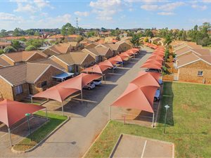 2 Bedroom Simplex in Pierre van Ryneveld