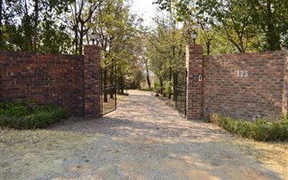 6 Bedroom House in Mnandi AH