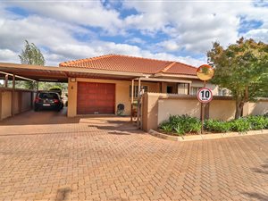 3 Bed Townhouse in Doornpoort and surrounds