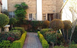 4 Bedroom Townhouse in Moreleta Park