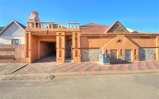 5 Bedroom House in Protea North