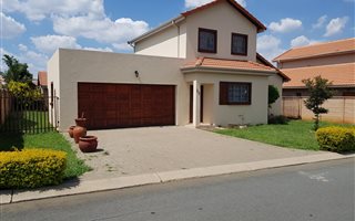 3 Bedroom Townhouse in Waterkloof