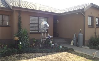4 Bedroom House in Roodepoort Central