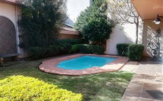 3 Bedroom Apartment in Baileys Muckleneuk