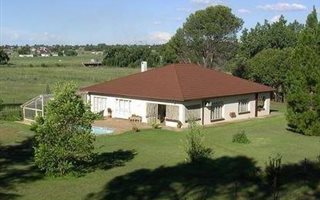 4 Bedroom House in Rosashof