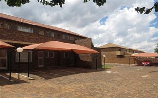 0.5 Bedroom Apartment in Highveld