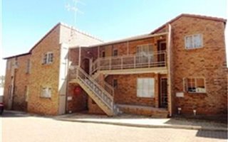 2 Bedroom Townhouse in Die Hoewes