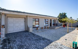 3 Bedroom House in Hermanus Northcliff