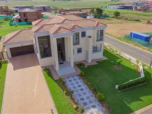 5 Bed House in Blue Valley Golf Estate