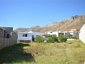 273 m² Land available in Gordons Bay Central