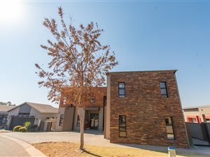 5 Bed House in Copperleaf