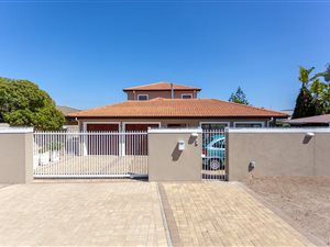 4 Bed House in Bloubergstrand