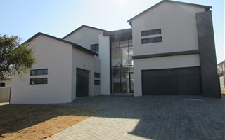 4 Bedroom House in Mooikloof Equestrian Estate