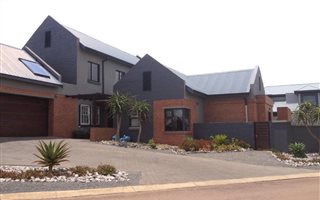 6 Bedroom House in Midlands Estate