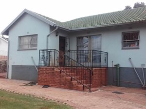3 Bed House in Rhodesfield