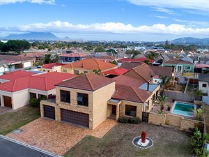 4 Bedroom House in Eikenbosch