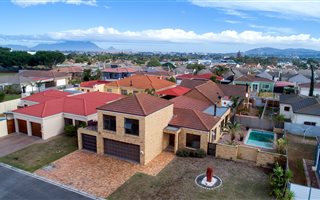 4 Bedroom House in Eikenbosch