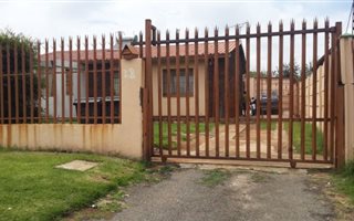 10 Bedroom House in Bosmont