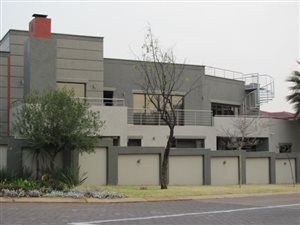 6 Bed House in Centurion Golf Estate