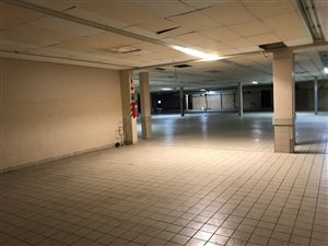 1112 m² Retail Space in Athlone Park
