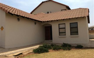 4 Bedroom House in Bronkhorstbaai