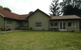 8 Bedroom House in Blackridge