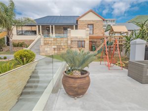5 Bed House in Mossel Bay Central
