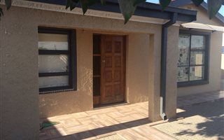 5 Bedroom House in Roodepan