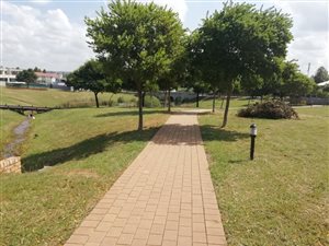1123 m² Land available in Maroeladal