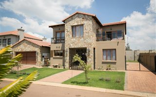 3 Bedroom House in Olympus AH