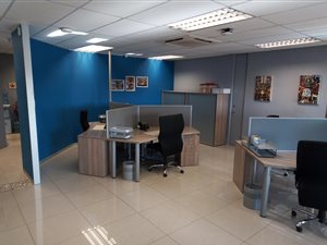 136 m² Commercial space in Hazeldean (Silverlakes Surroundings)