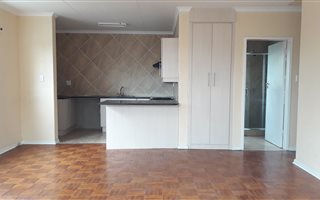 2 Bedroom Garden Cottage in Franklin Roosevelt Park