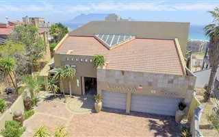 6 Bedroom House in West Beach