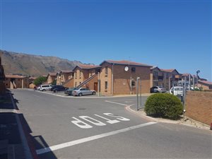 2 Bed Apartment in Gordons Bay Central