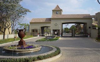 2 Bedroom Duplex in Pineslopes