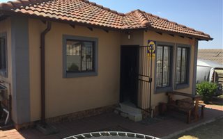 3 Bedroom House in Olievenhoutbos