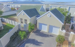 3 Bedroom House in Sunningdale