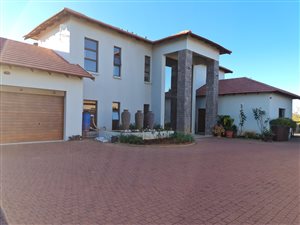 6 Bed House in Woodland Hills