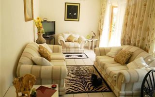 1 Bedroom Garden Cottage in Hurlingham Manor