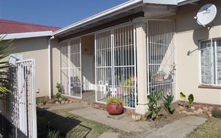 2 Bedroom Simplex in Rustenburg Central