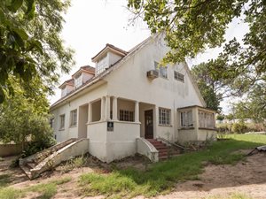 5 Bedroom House in Die Wingerd
