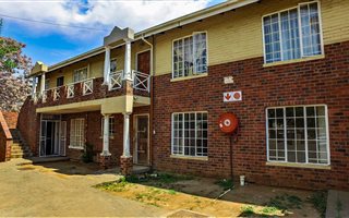 2 Bedroom Apartment in Ehrlich Park