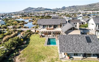 5 Bedroom House in Noordhoek