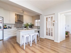 2 Bed Apartment in Vredehoek