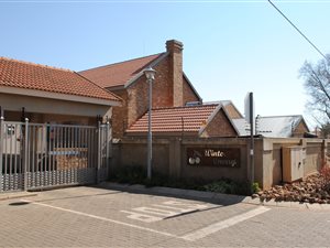 4 Bed Townhouse in Die Hoewes