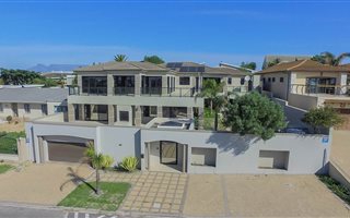 6 Bedroom House in Bloubergrant