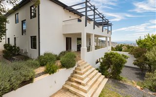 5 Bedroom House in Oranjezicht
