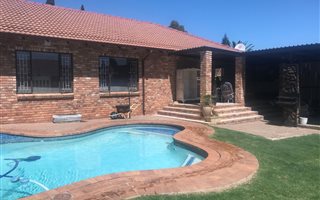 5 Bedroom House in Rooihuiskraal
