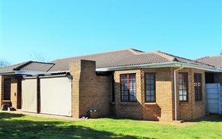 3 Bedroom House in Sonstraal East