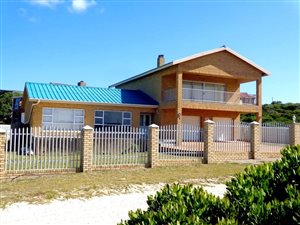 4 Bed House in Pearly Beach